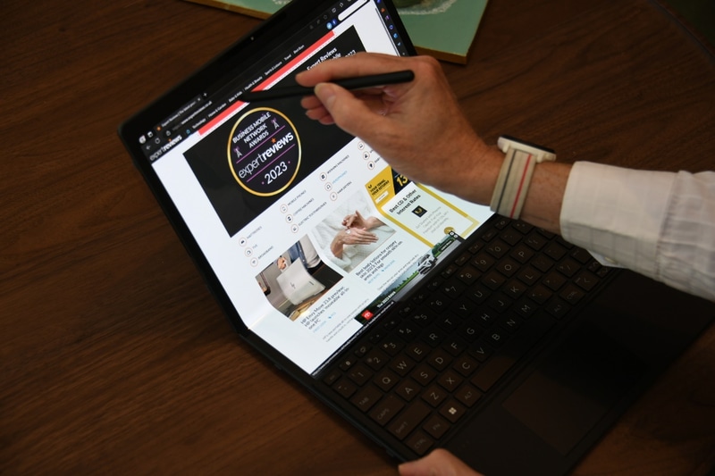 もちろんペンにも対応する。キーボードをずらしてあるので画面は14型相当