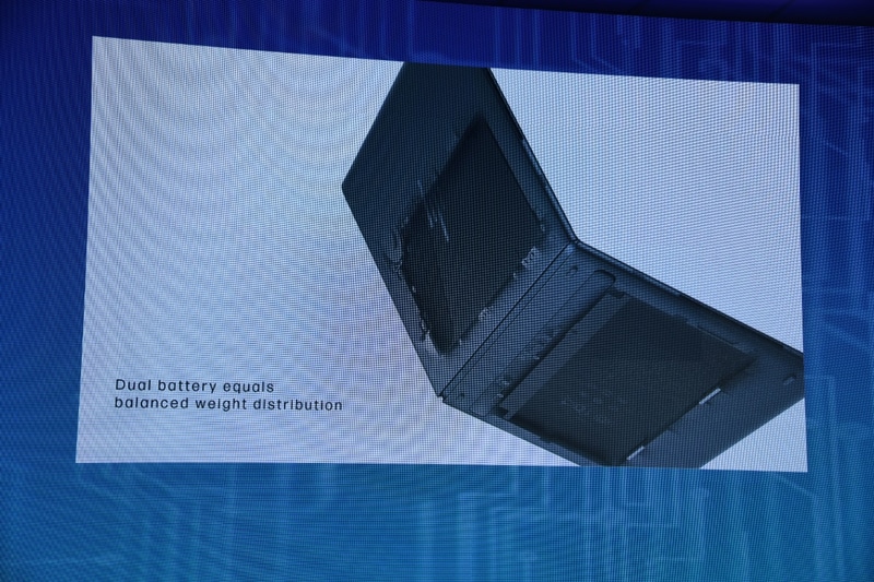 両側にバッテリを分散させて重量バランスをとる