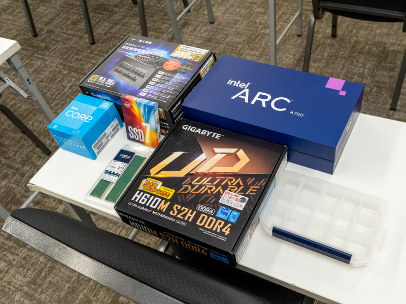 受講者席には組み立て講習用のパーツが置かれていた