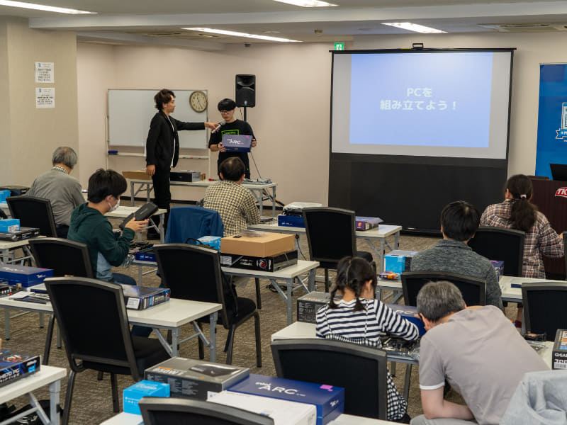 組み立て講習の様子。親子で参加している受講者もみられた