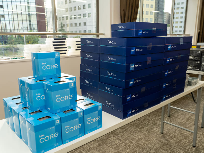 PC組み立て用に準備されたインテル製CPUとビデオカード