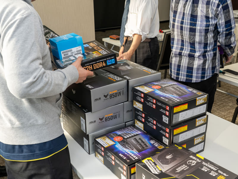 上級カリキュラムのPC組み立てでは、受講者の判断でパーツを選択する