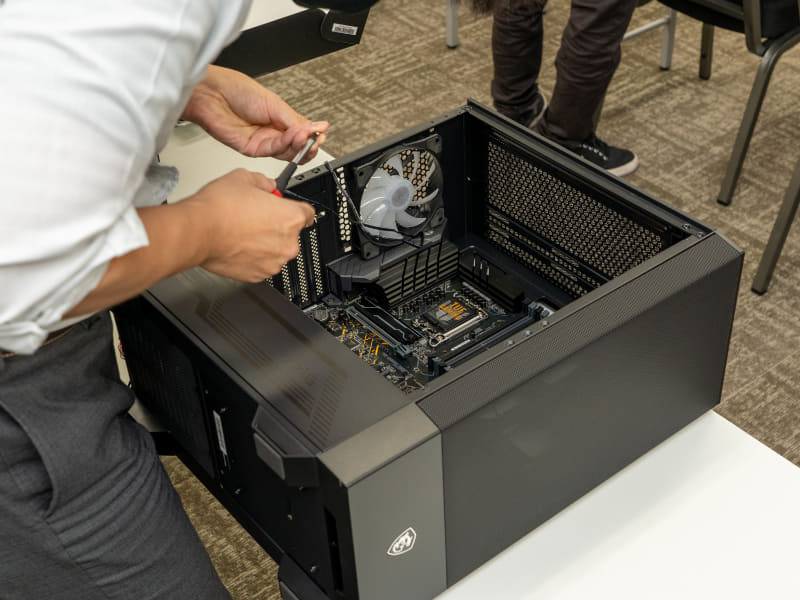 ケースへの組付けも行なう