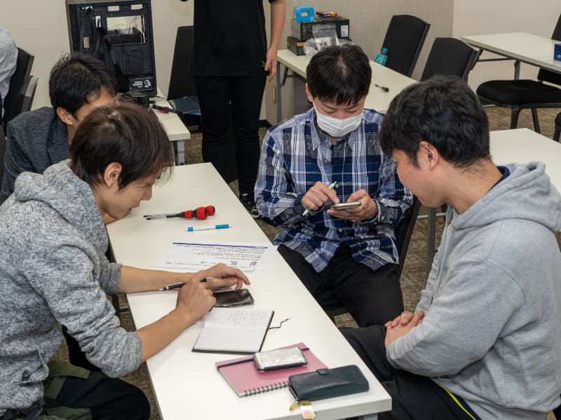 ワークショップでは受講者同士で即席のグループを作って顧客向けの提案をまとめる