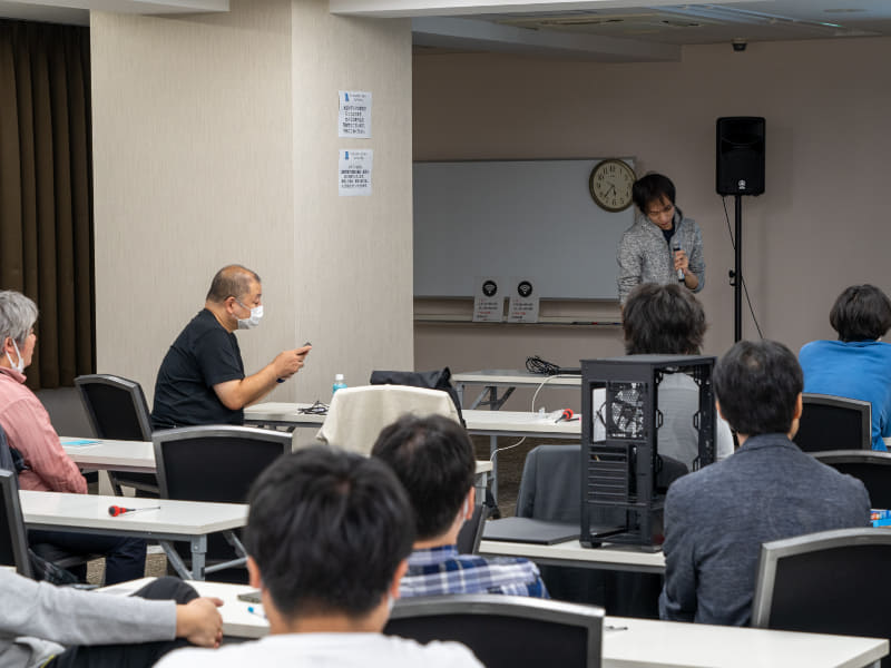 ペルソナシートに基づいてまとめた提案内容を代表者がプレゼン