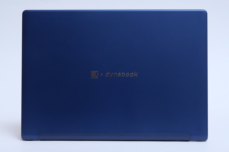天板。フラットで角が比較的なだらかにカーブした、dynabookシリーズらしいデザイン。落ち着いた印象で、どういったシーンでも安心して利用できる