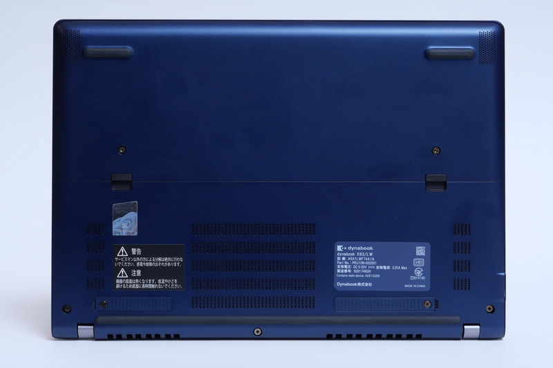 底面。底面の一部をユーザーが開けられるようになっており、内蔵バッテリを交換できる。その上で「MIL-STD-810H」準拠のテストも実施予定で堅牢性も確保したという