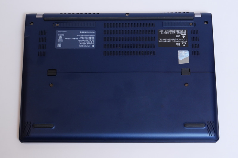 底面の前方が着脱可能な蓋となっており、ここを開けて内蔵バッテリを交換できる