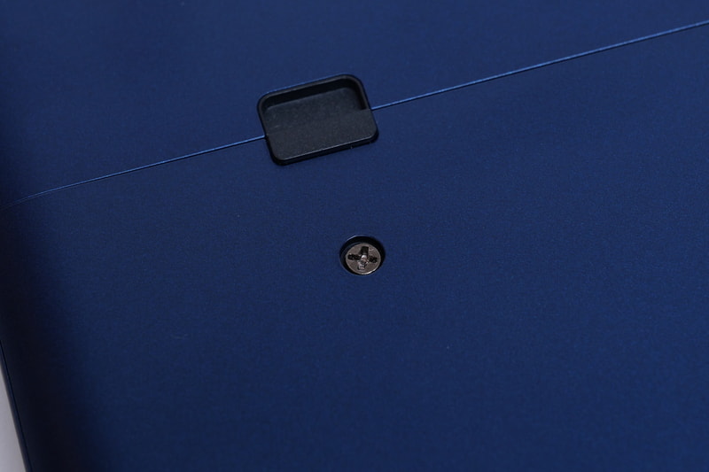 蓋を開けるには、普通のプラスドライバで2本のネジを外すだけでいい