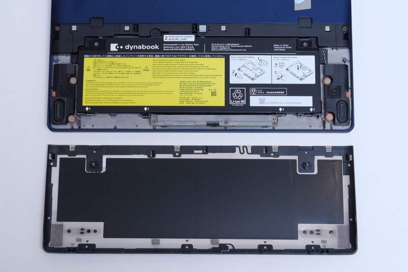 ネジを外して蓋を取ると、このように内蔵バッテリにアクセスできる