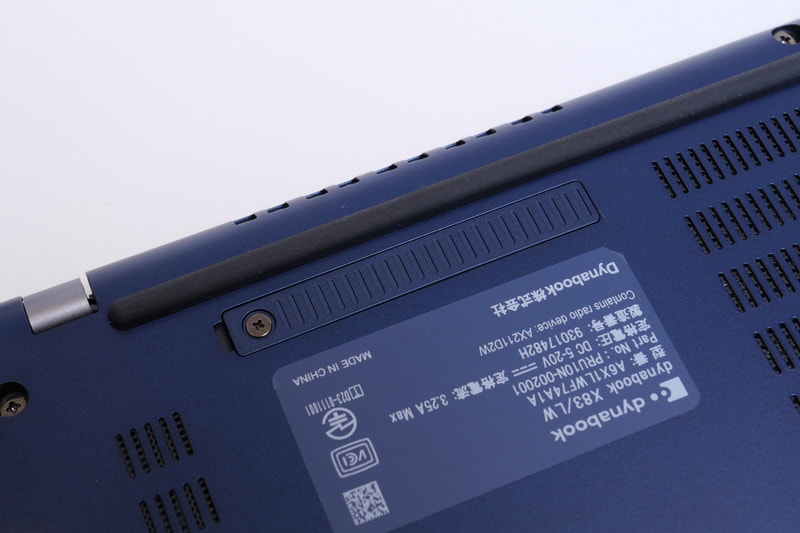 後方にもネジ止めされた蓋があり、こちらもユーザーが開けられる