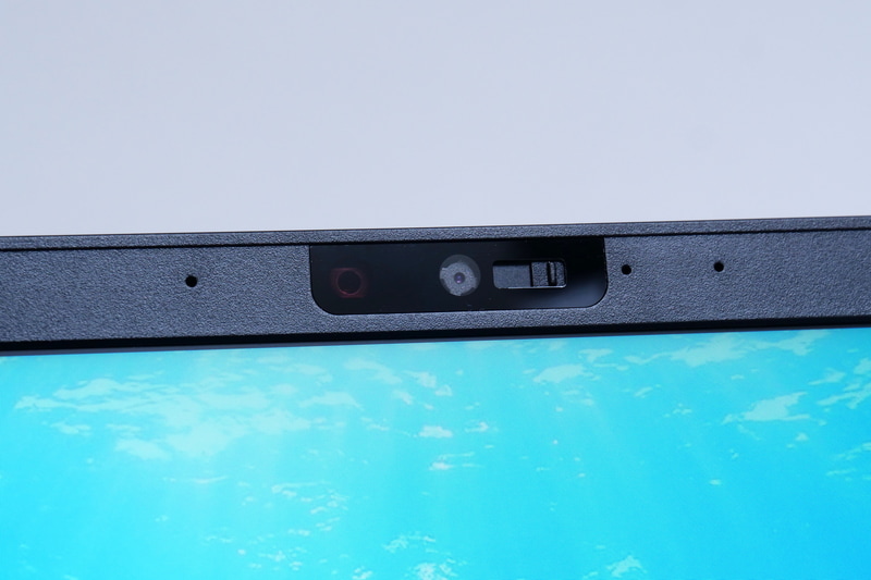 ディスプレイ上部に顔認証カメラも搭載可能。顔認証カメラは約200万画素のWebカメラとしても利用できる