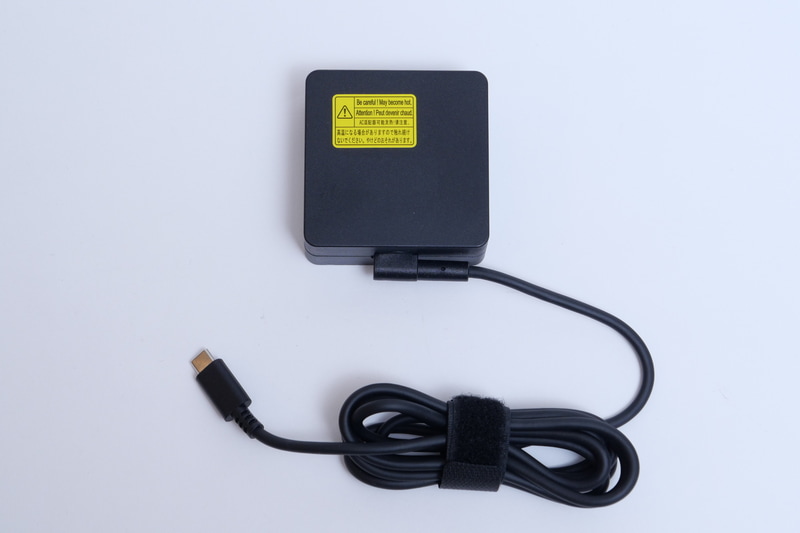 付属ACアダプタはUSB Type-C接続のもので、出力は65W