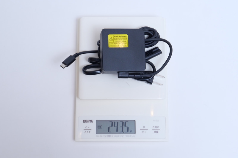 ACアダプタの重量は電源ケーブル込みで実測243.5gだった