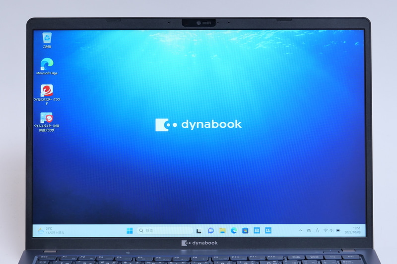 アスペクト比16:10、1,920×1,200ドット表示対応の13.3型液晶を採用。表面は非光沢処理で、外光の映り込みはほとんど気にならない