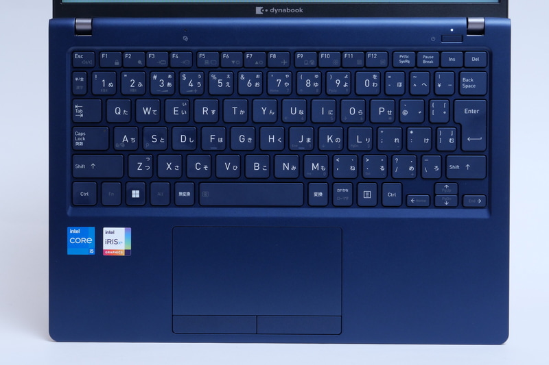 キーボードはアイソレーション型の日本語キーボードを搭載。配列は標準的だ