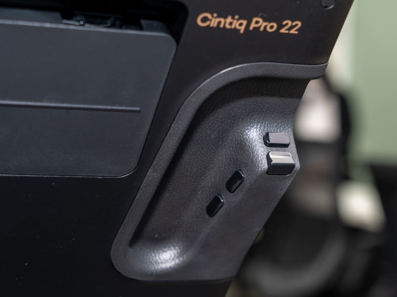 背面両端にあるグリップとExpress Key