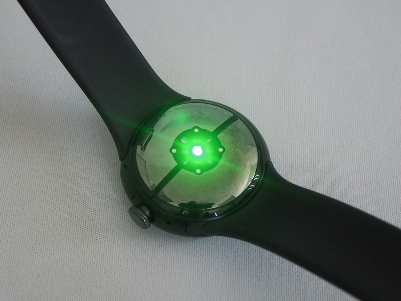 Pixel Watch 2はセンサー部分の強化が最大のポイント。心拍数など既存センサーの改善に加え、新たに皮膚温度を測定できるセンサーなどが追加されている