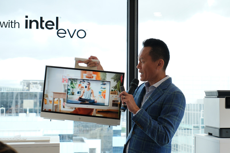 HP ENVY Move All-in-Oneを手に持つKoh Kong Meng氏