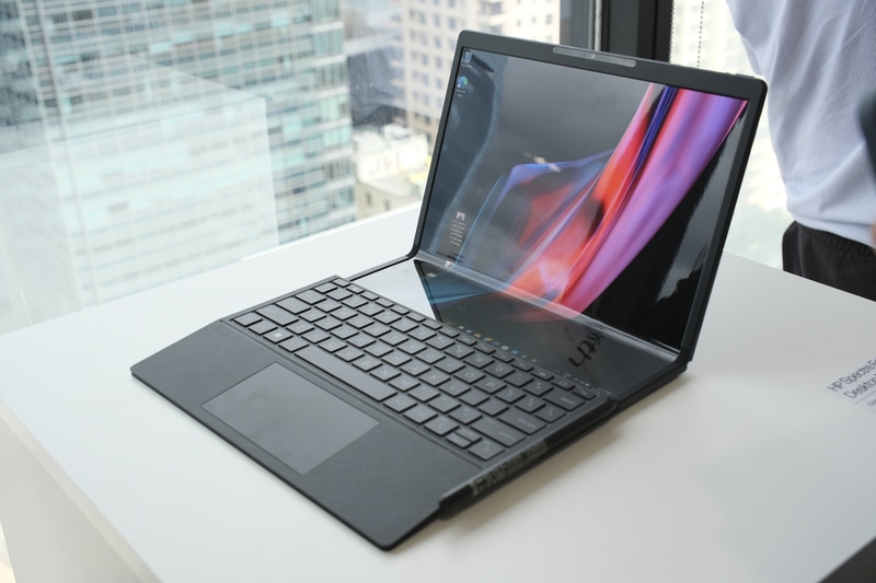 キーボードの奥側をディスプレイとして利用し、1.5画面分が表示可能