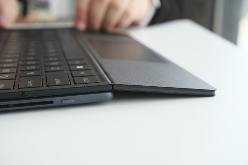 パームレスト部分が曲がって傾斜する設計。マグネットで固定される