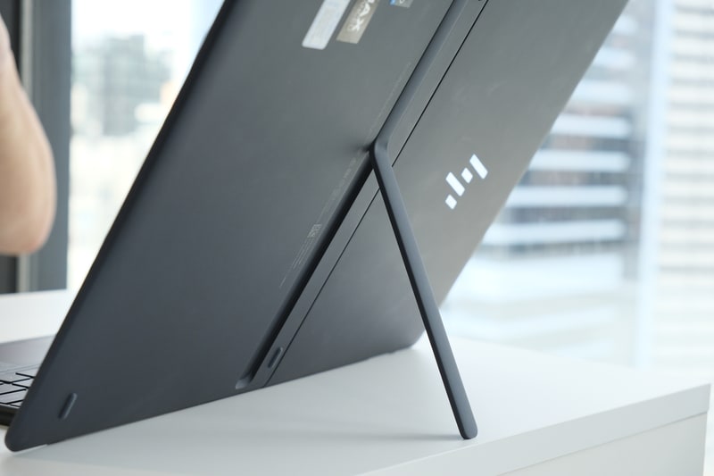 背面にはキックスタンドを装備