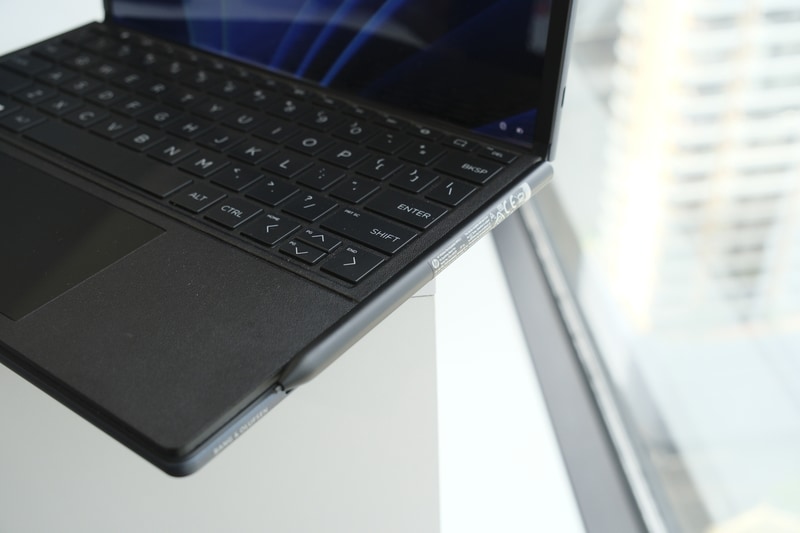 ペンやキーボードは本体からの無接点充電に対応。キーボードは有線充電用の端子も備えている