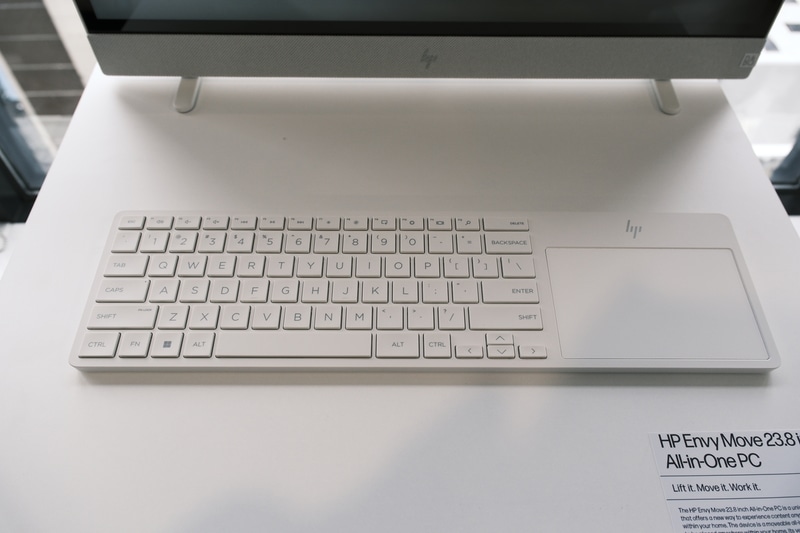 キーボードはタッチパッド付き