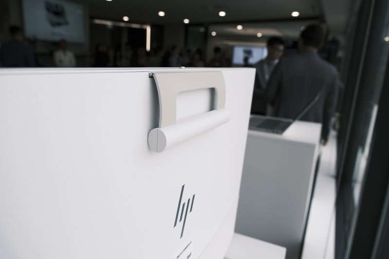 背面上部にはハンドル