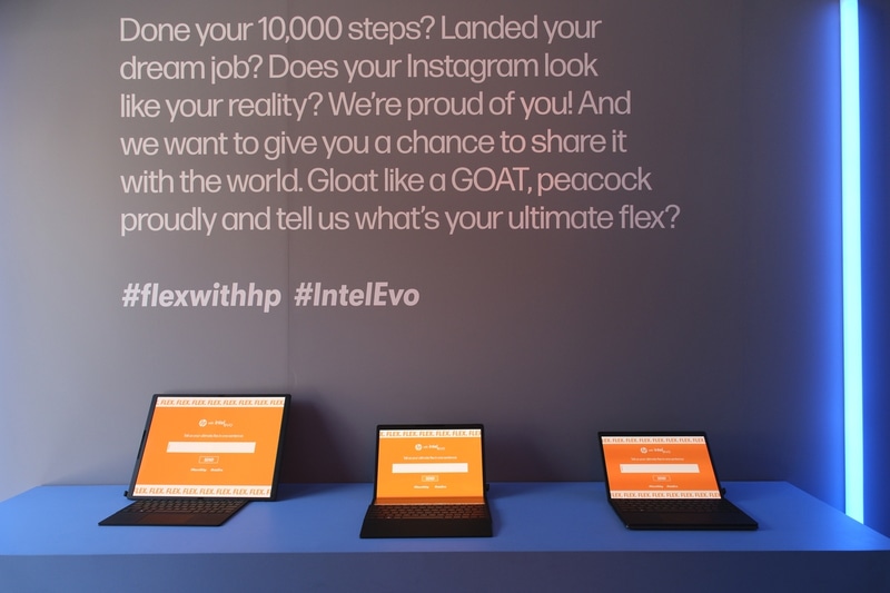 入口にはSpectre Foldableが展示されていた