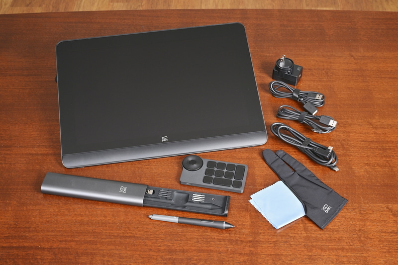 本体とスタイラスペンに加え、ショートカットキーデバイスの<a href="https://www.storexppen.jp/buy/ack05_shortcut_remote.html" class="n" target="_blank">ACK05</a>が標準で付属。USBケーブル各種も付属しているが、ディスプレイ出力として使えるUSB Type-Cポートを持たないPCと接続する際は、別売の3in1 HDMIケーブルが必要な点は注意が必要