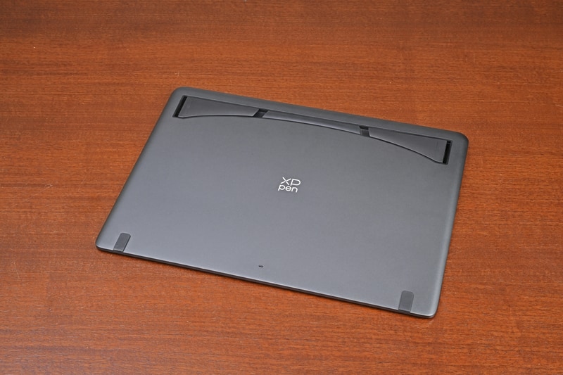 剛性も高く、見た目もリッチなメタルボディを採用。折り畳みスタンドは持ち運び時や収納時にも出っ張らない。ただし、液晶面よりメタルボディの裏面のほうが指紋が目立ちやすいようだ