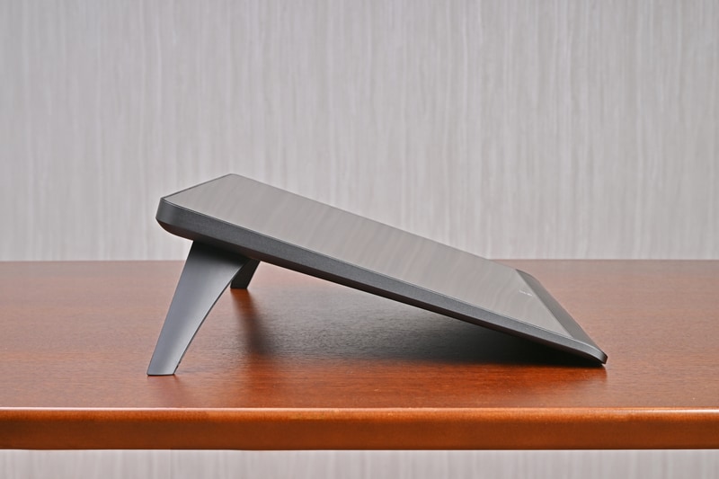 折り畳みスタンドを内蔵しており、使用時の角度は開くか閉じるかの2段階。角度の微調整ができない代わりに、安定感がある作りとなっている(6段階調節が可能なオプションスタンド「ACS05」も販売されている)