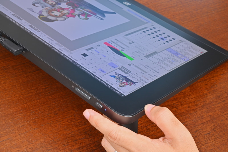 本体左上の電源ボタンを3秒長押しすることで液タブ画面がオフになり、すぐに板タブとして使用できる。液タブモードに復帰するときは電源モードを1回押すだけでよいが、こちらは切り換わるまでには数秒を要する