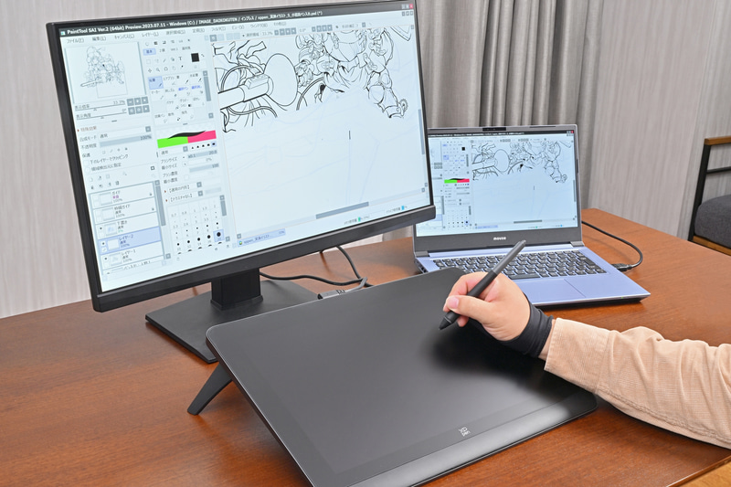 大型モニターで作業ができるというだけでなく、作業中の画面のまま別のモニターに表示できるので、カラーチェックなどにも便利。ざら先生のように目が疲れやすくなってきたお年頃の方にもどうぞ