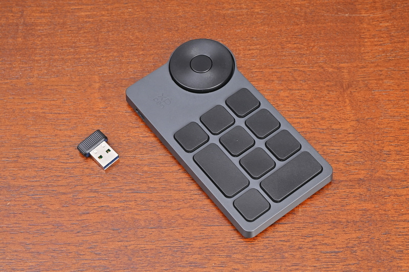 ダイヤルと10個のショートカットキーを備えたACK05。横向きでも縦向きでも設定可能で、ボタン設定の自由度も高い。ダイヤル中心のボタンはズームや回転などの機能切り換えボタンとなっており、ShiftやCtrlといった任意のキー割り当てはできない