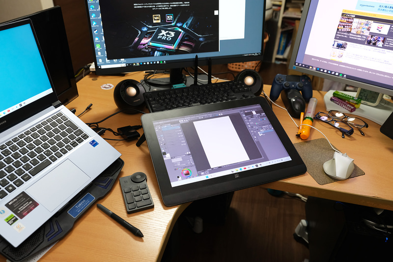 液晶モニター2台にノートPC、さらに液タブも加わって4画面構成になった、ざら先生の賑やかな作業環境。大き過ぎず、小さ過ぎずで、液タブを使うならこの16型が今までで一番しっくりくるとのこと
