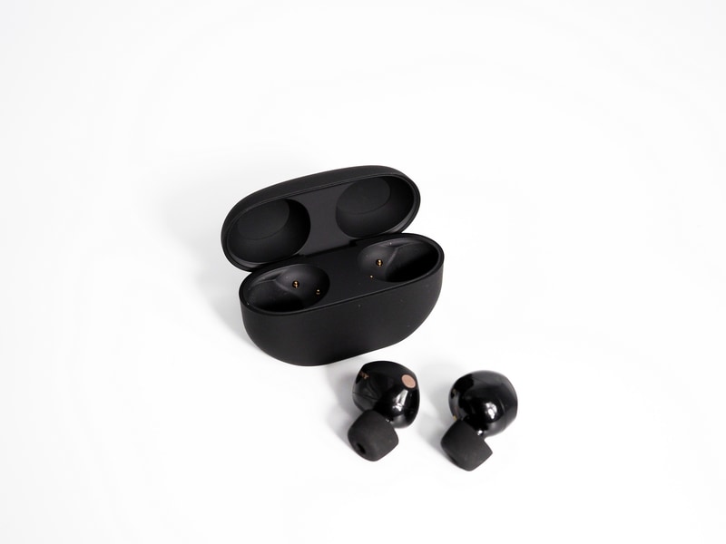 WF-1000XM5は、本体、充電ケースともに小型化、軽量化されている