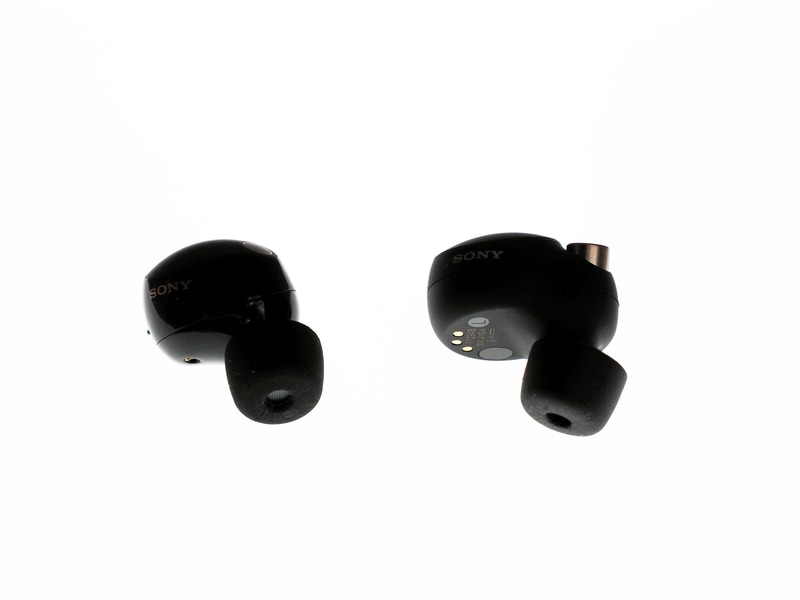 WF-1000XM5の本体の片耳(左)の重さは約5.9g、WF-1000XM4の本体の片耳(右)の重さは約7.3g、サイズが約25%小さくなっていることに加え、重量も約19%軽くなった