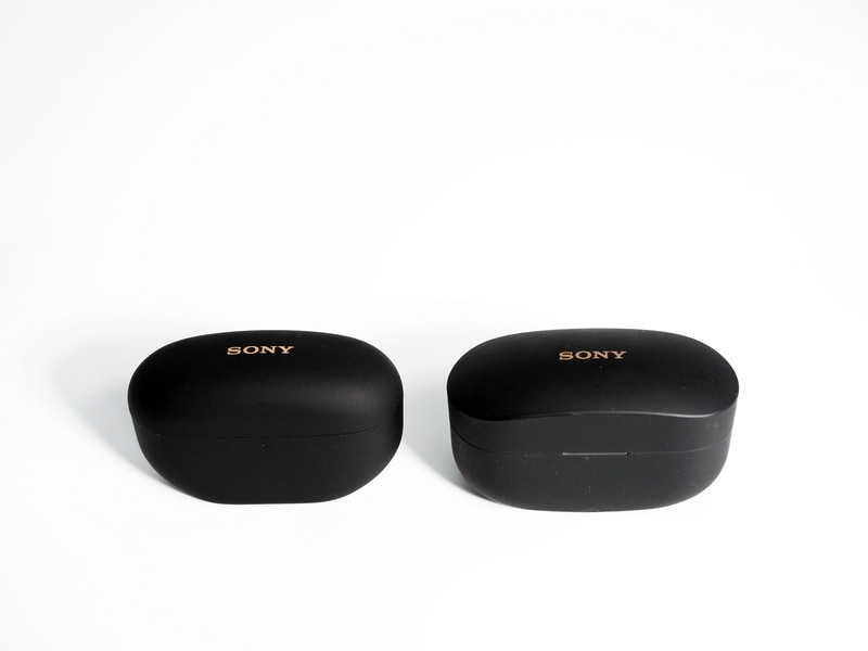 WF-1000XM5の充電ケース(左)とWF-1000XM4の充電ケース(右)。充電ケースもかなり小型化されている