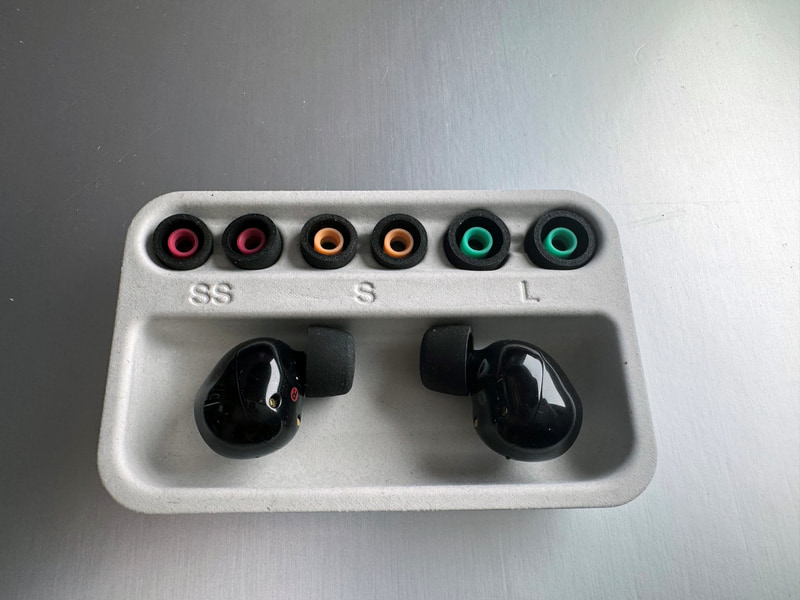 WF-1000XM5には出荷時に本体に装着されているMサイズのイヤーピースに加え、「XS」「S」「L」の3つのサイズのイヤーピースが付属する