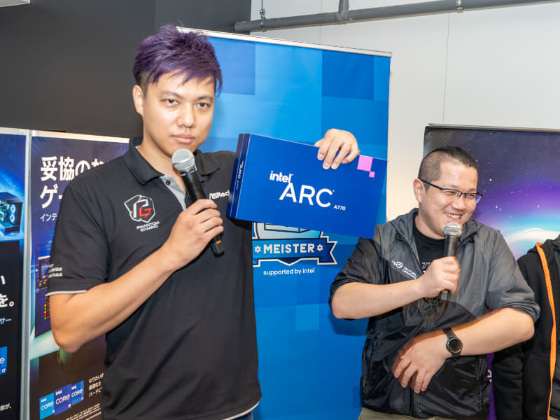急に真顔でARC A770のボックスを手に取る原口氏