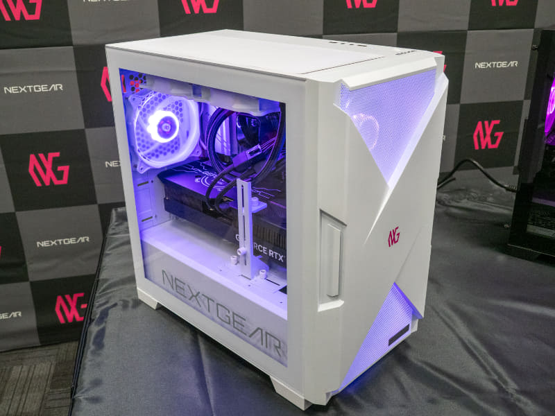 400台限定モデルに同梱する34型湾曲モニター © SQUARE ENIX