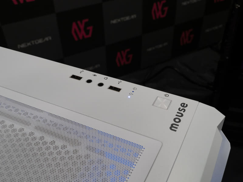 400台限定モデルに同梱する34型湾曲モニター © SQUARE ENIX