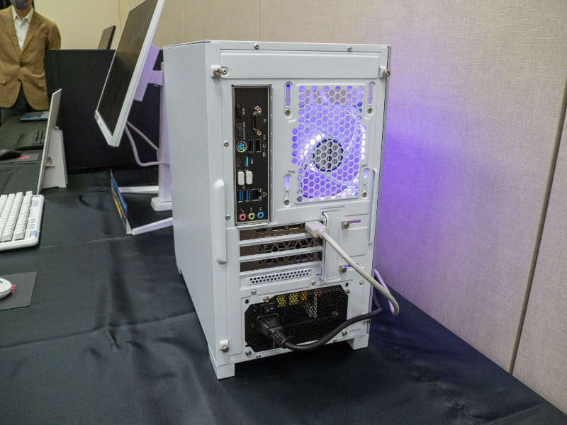 400台限定モデルに同梱する34型湾曲モニター © SQUARE ENIX