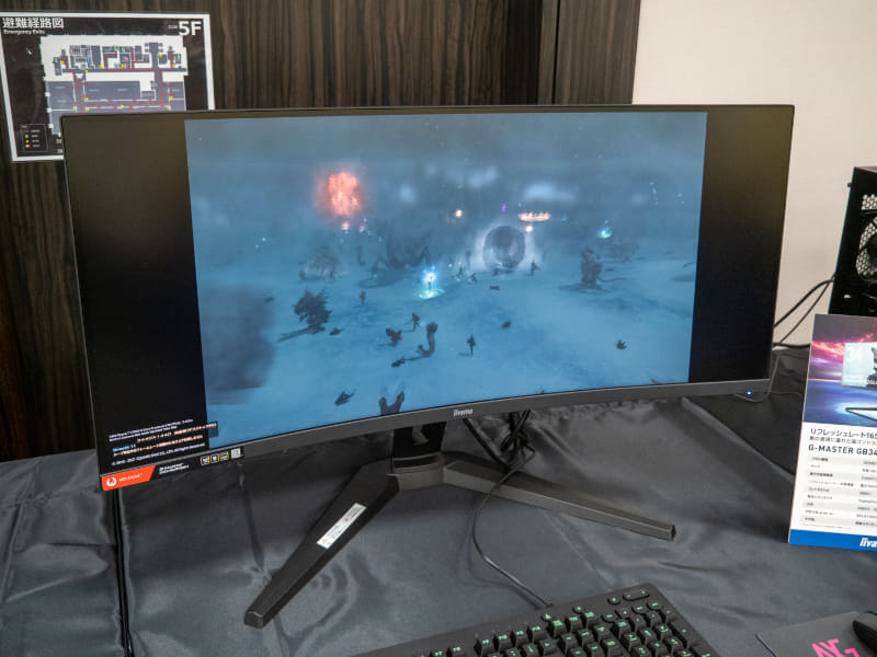 400台限定モデルに同梱する34型湾曲モニター © SQUARE ENIX