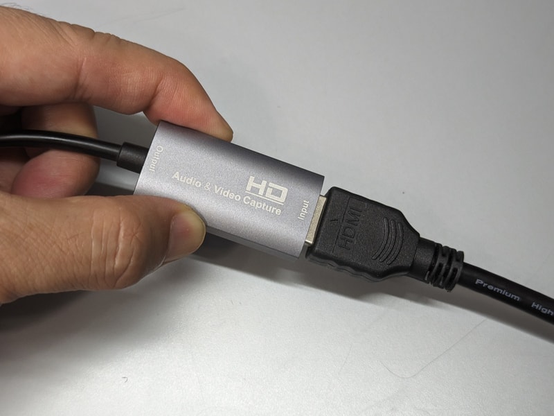 まずはキャプチャデバイスのHDMIポートにHDMIケーブルを接続する