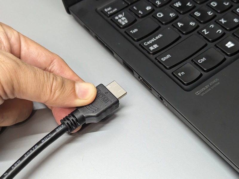 HDMIケーブルのもう一端をノートPCに接続する