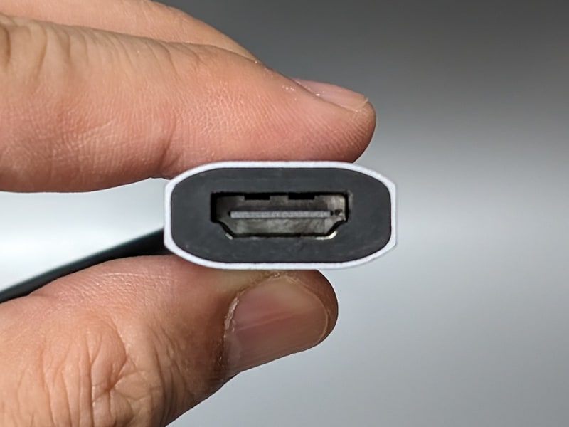 本体にHDMIポートを備える