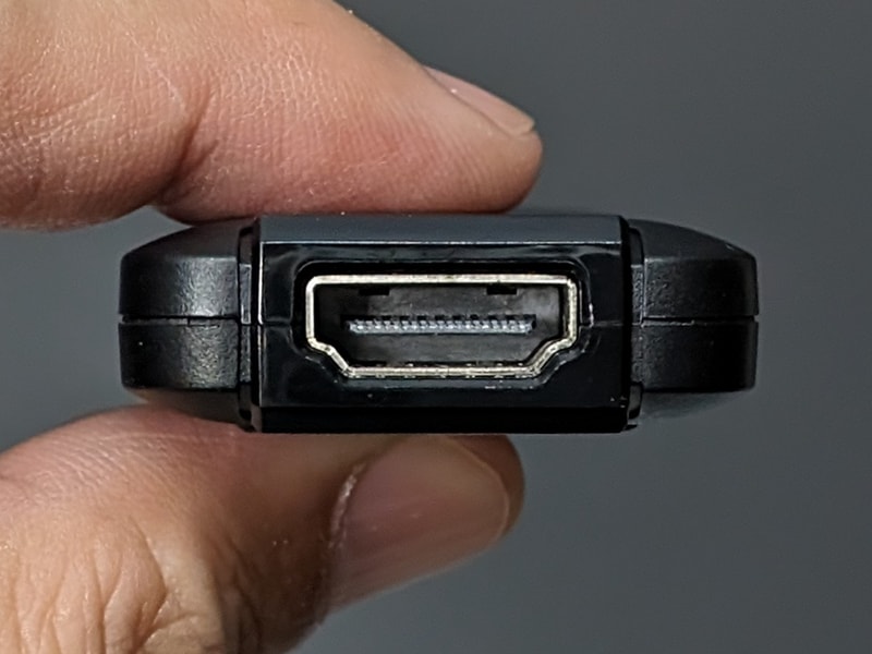 本体にHDMIポートを備える